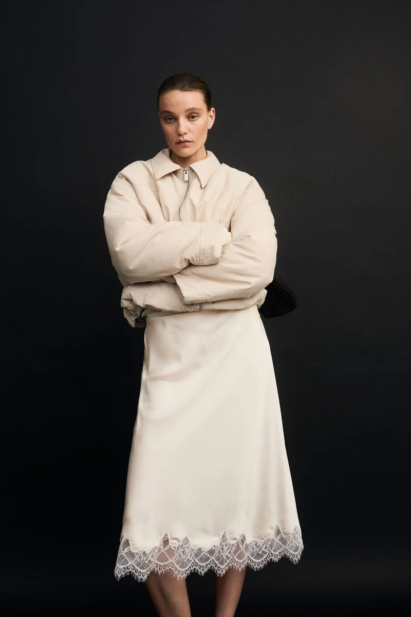 اتش اند ام تنورة بتصميم انسيابي بحافة دانتيل