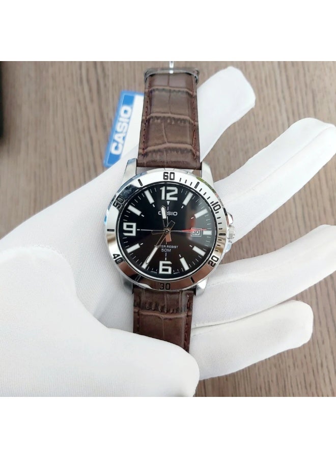 كاسيو ساعة كاسيو رجالية بسوار جلدي MTP-VD01L-1BVUDF – ميناء أسود مع إطار دوّار وعرض للتاريخ ومقاومة للماء - Image 3