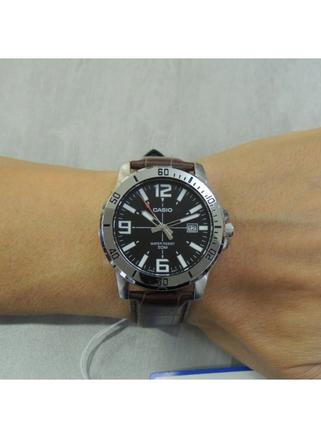 كاسيو ساعة كاسيو رجالية بسوار جلدي MTP-VD01L-1BVUDF – ميناء أسود مع إطار دوّار وعرض للتاريخ ومقاومة للماء - Image 4