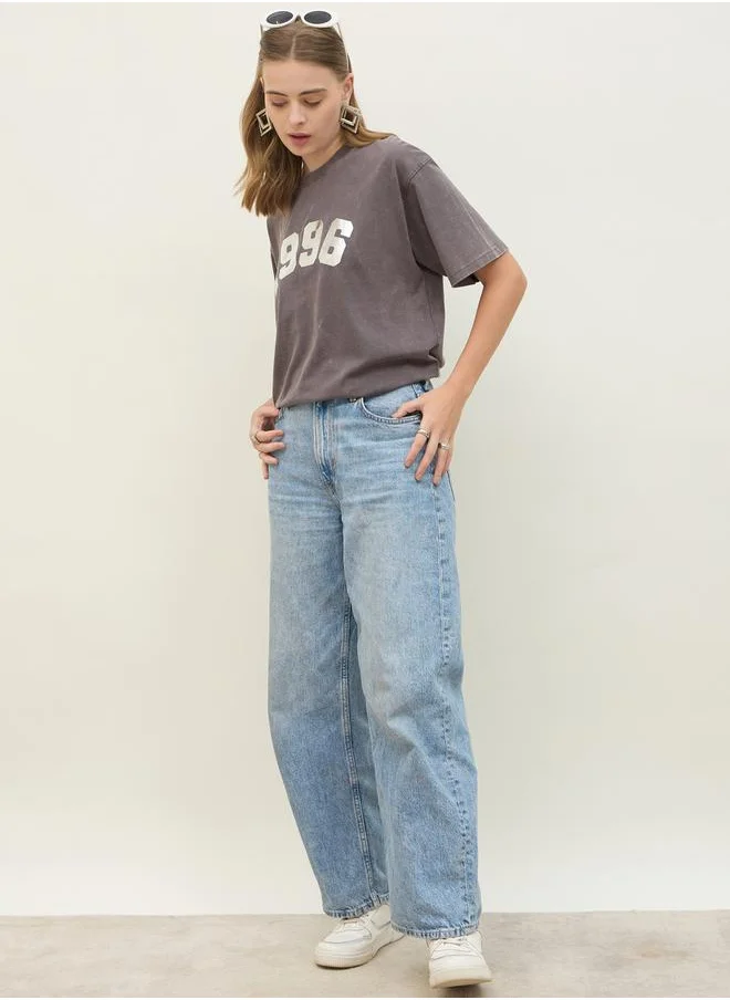 ستايلي Acid Washed 1998 Foil Slogan Print Oversized T-Shirt