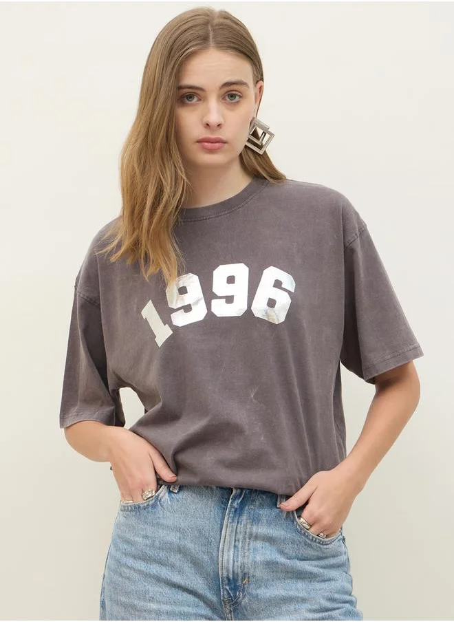 ستايلي Acid Washed 1998 Foil Slogan Print Oversized T-Shirt