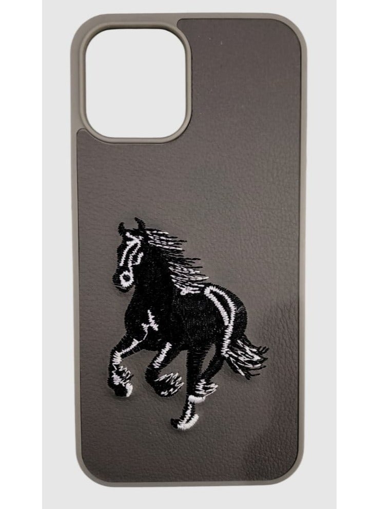 كيس جراب هاتف مضاد للصدمات بتصميم تطريز حصان لهاتف آيفون 15 باللون رمادي داكن