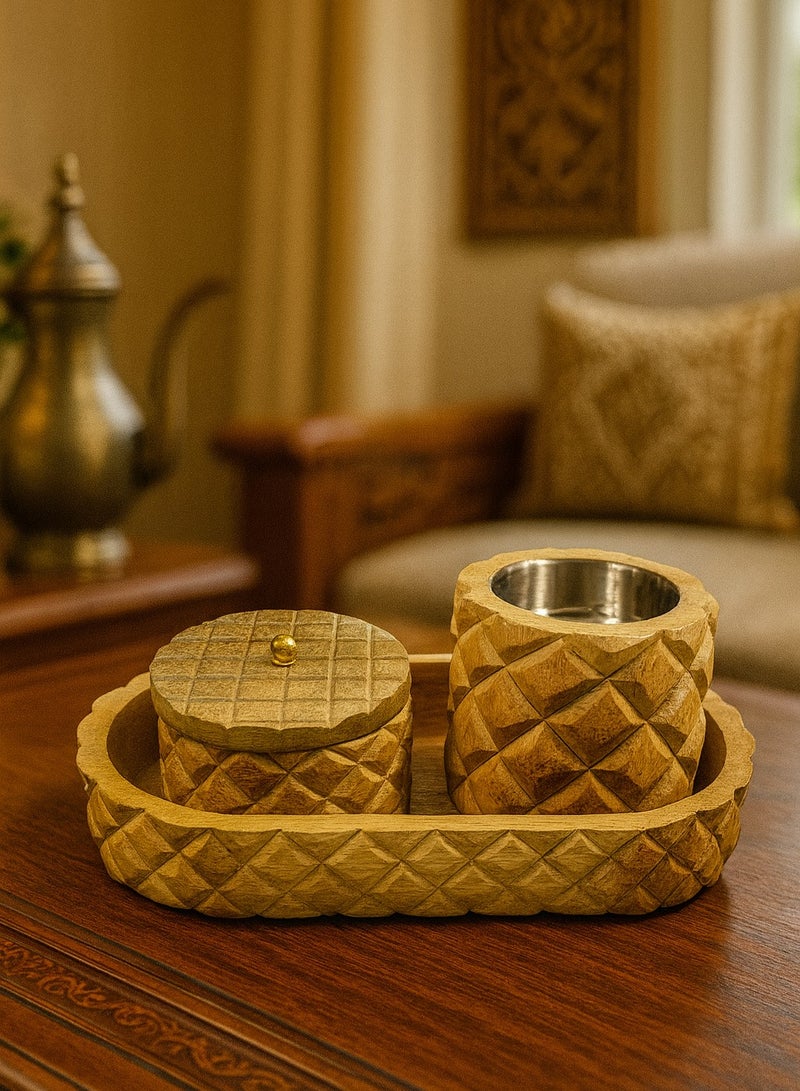 رومان جيفتس طقم مبخرة خشبي بنقوش ماسية من رومان جيفتس – ثلاث قطع: صينية، وعاء للعطر، ومبخرة مابخرة بنحت هندسي فاخر