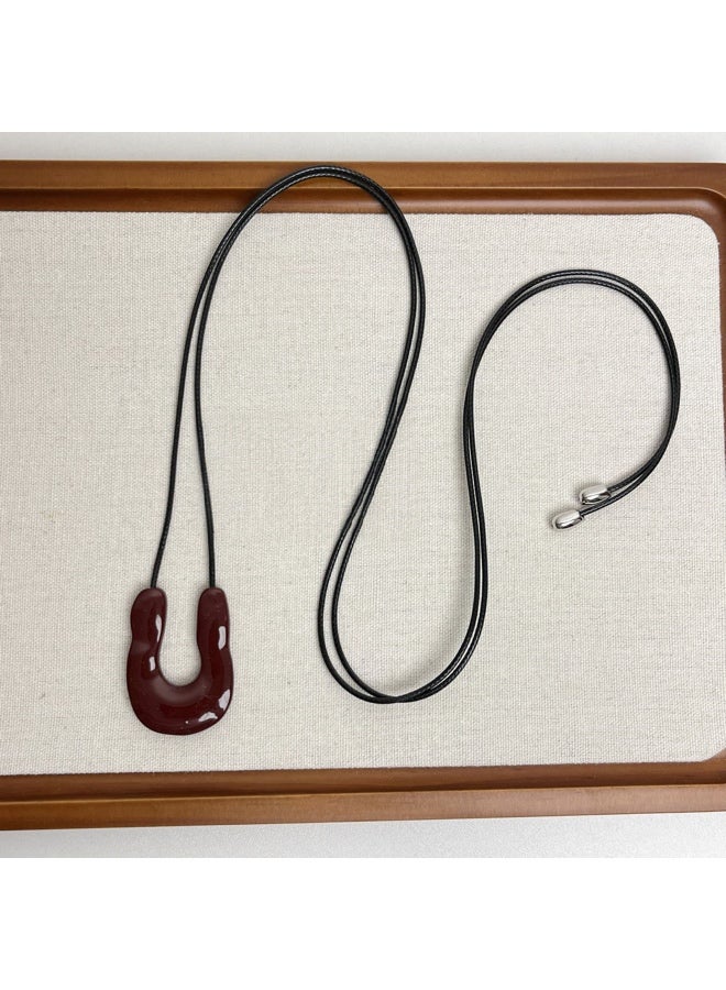 Wine Red Lucky Horseshoe Pendant Sweater Chain – INS Style Adjustable PU Rope Necklace for Daily Wear & Gift - Image 1