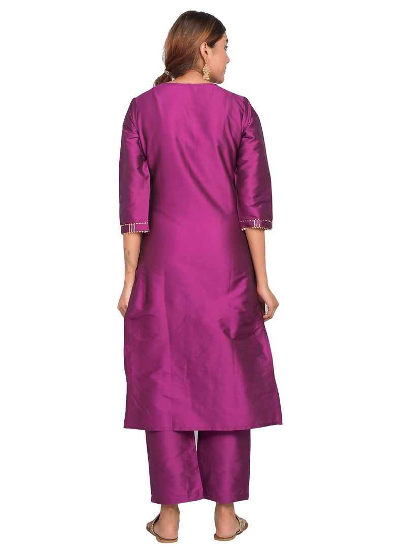 ريارا طقم كورتي وبنطال نسائي بنفسجي بأكمام 3/4 من الحرير الفني (تفتا سادة) مقاس XXL  - Image 4
