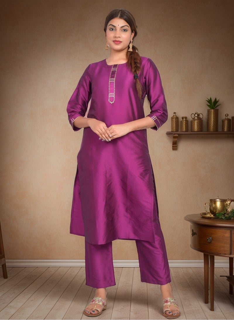 ريارا طقم كورتي وبنطال نسائي بنفسجي بأكمام 3/4 من الحرير الفني (تفتا سادة) مقاس XXL  - Image 1