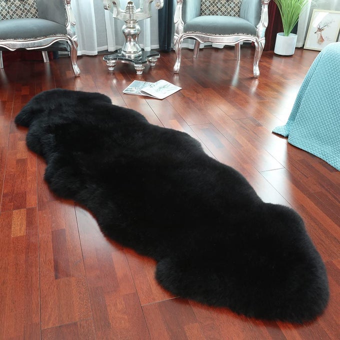 GENUINE SHEEPSKIN AREA RUG WOOL RUG FUR CARPET FLUFFY SHAGGY FUR RUG FOR LIVING ROOM KIDS BEDROOM REAL SHEEPSKIN THROW LAMBSKIN RUGS SOFA MAT CHAIR SEAT COVERS BLACK 2 X 6 FT SHEEPSKIN