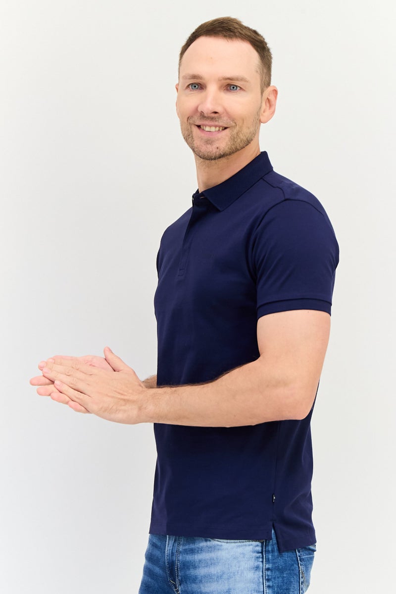 Levi's تي شيرت بولو بأكمام قصيرة للرجال بتصميم عادي مع شعار العلامة التجارية، أزرق داكن - Image 2