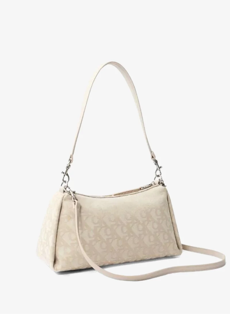 كالفن كلاين حقيبة كتف بسحاب وتفاصيل شعار