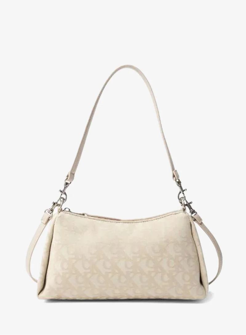 كالفن كلاين حقيبة كتف بسحاب وتفاصيل شعار