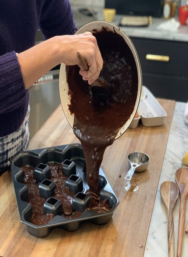 Bakelicious Crispy Corner Non-Stick Brownie Pan, Makes 12 All Edges Brownies - Image 3