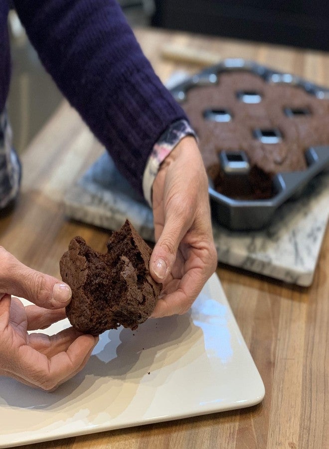 Bakelicious Crispy Corner Non-Stick Brownie Pan, Makes 12 All Edges Brownies - Image 4