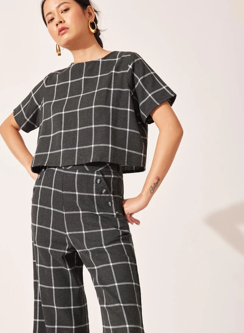 ذا ليبل لايف بلوزة قصيرة منقوشة بأزرار