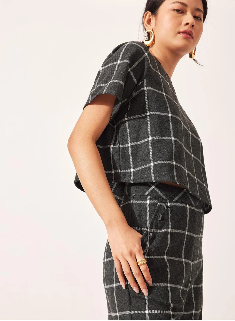 ذا ليبل لايف بلوزة قصيرة منقوشة بأزرار