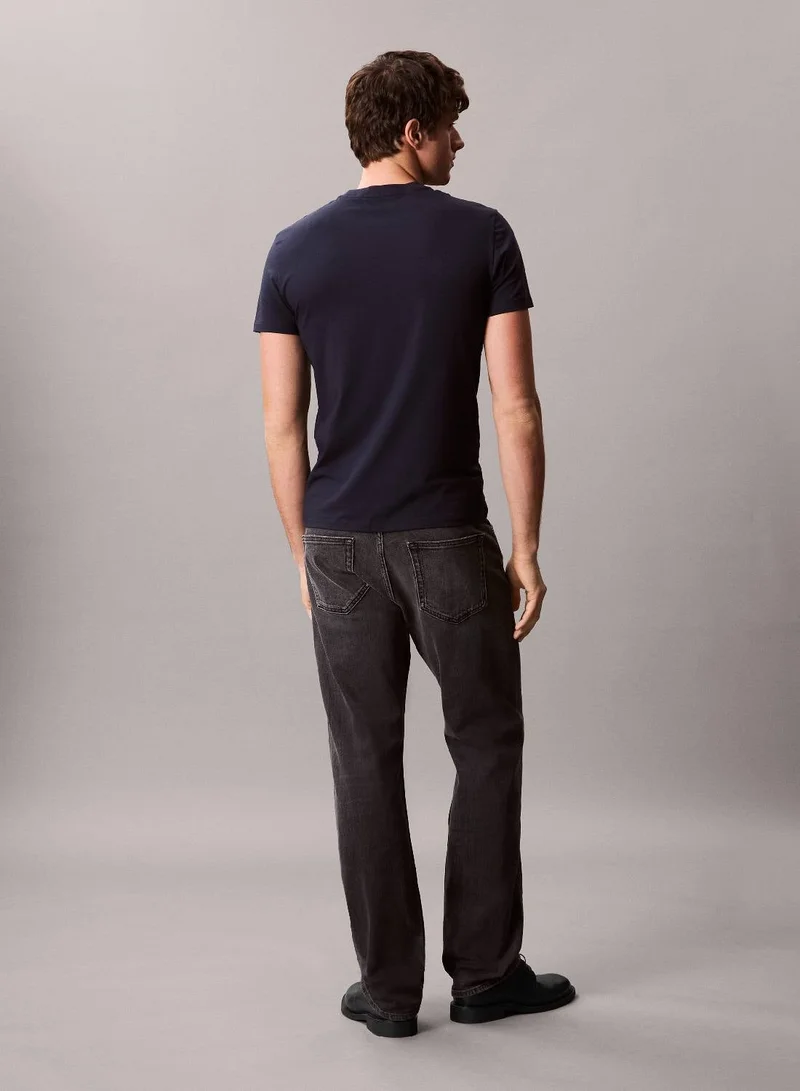 كالفن كلاين تيشيرت برقبة دائرية وقصّة سليم