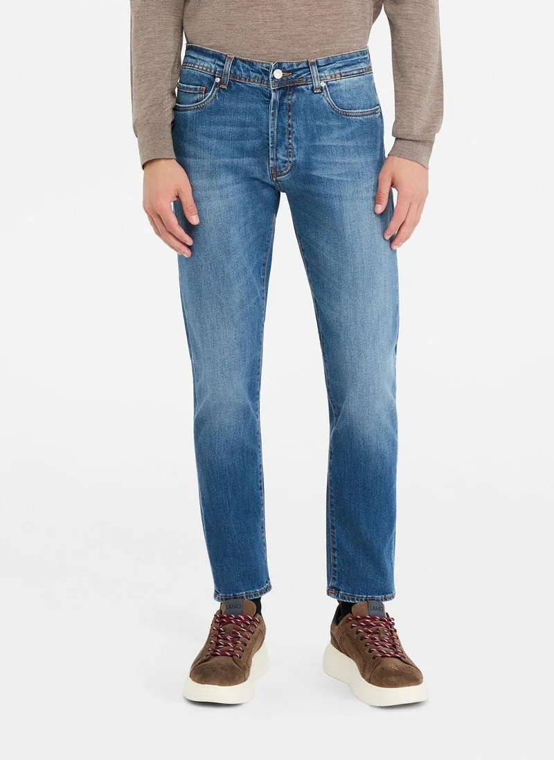 ليو جو جينز بقصة ضيقة