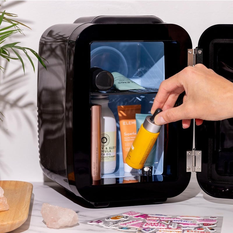 ستايل برو ثلاجة StylPro Mini Beauty السوداء – سعة 4 لترات، مخصصة للعناية بالبشرة (السيرومات، الكريمات، الأقنعة، طلاء الأظافر)؛ تحتوي على وظائف تبريد وتسخين؛ هادئة، صغيرة الحجم، تأتي في عبوة صديقة للبيئة، ومنظم مثالي لمستحضرات التجميل. - Image 4