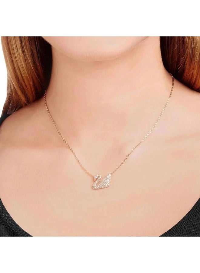 جوليا ستور قلادة تشوكر أنيقة بتصميم نمساوي أنيق من الفولاذ المقاوم للصدأ 316L مطلية بالذهب عيار 18 قيراطًا على شكل بجعة بيضاء أيقونية مرصعة بالكريستال الشفاف - Image 2