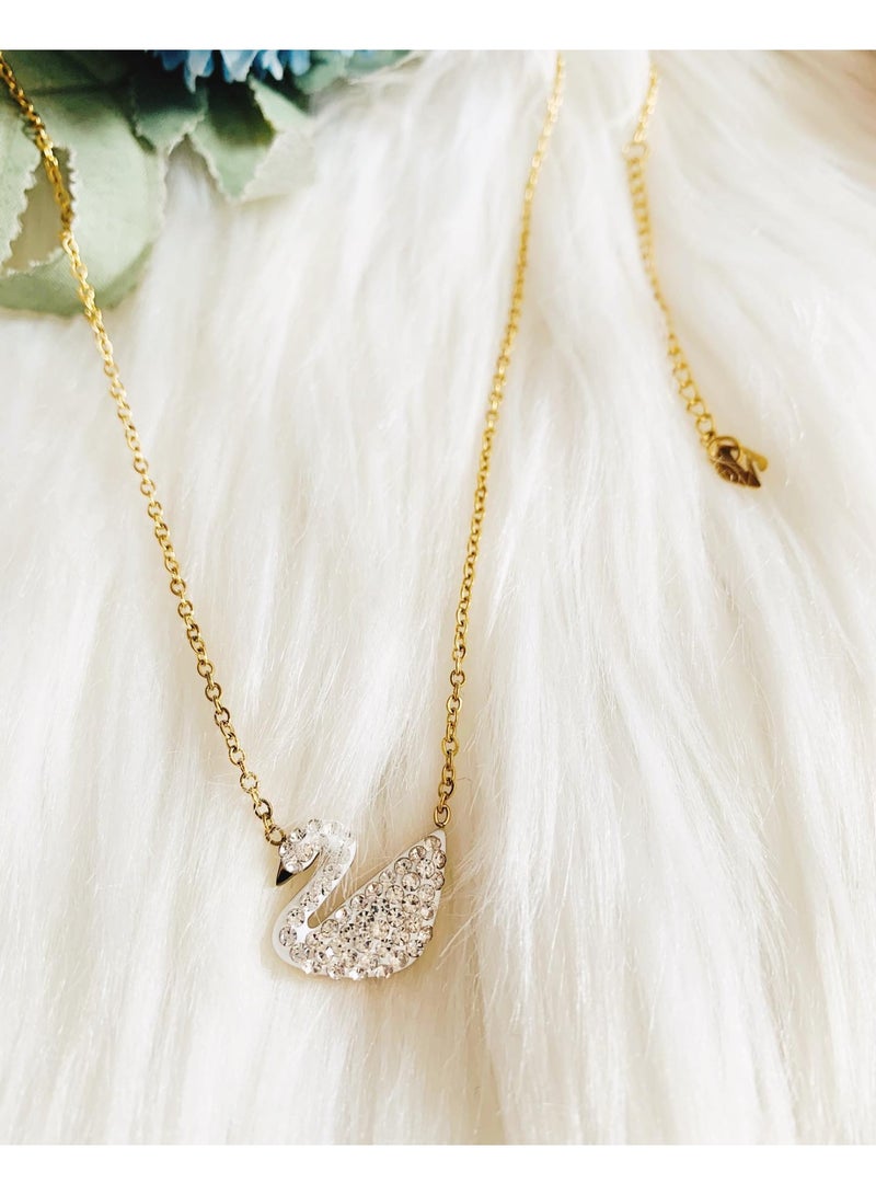 جوليا ستور قلادة تشوكر أنيقة بتصميم نمساوي أنيق من الفولاذ المقاوم للصدأ 316L مطلية بالذهب عيار 18 قيراطًا على شكل بجعة بيضاء أيقونية مرصعة بالكريستال الشفاف - Image 3