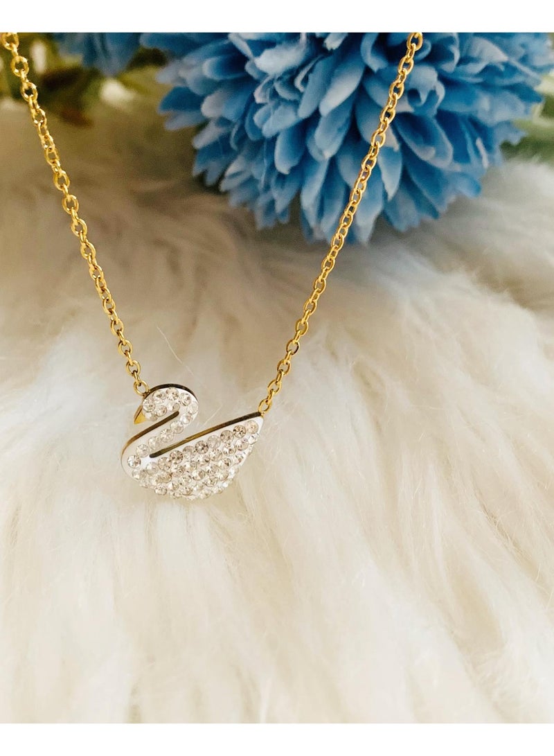 جوليا ستور قلادة تشوكر أنيقة بتصميم نمساوي أنيق من الفولاذ المقاوم للصدأ 316L مطلية بالذهب عيار 18 قيراطًا على شكل بجعة بيضاء أيقونية مرصعة بالكريستال الشفاف - Image 4