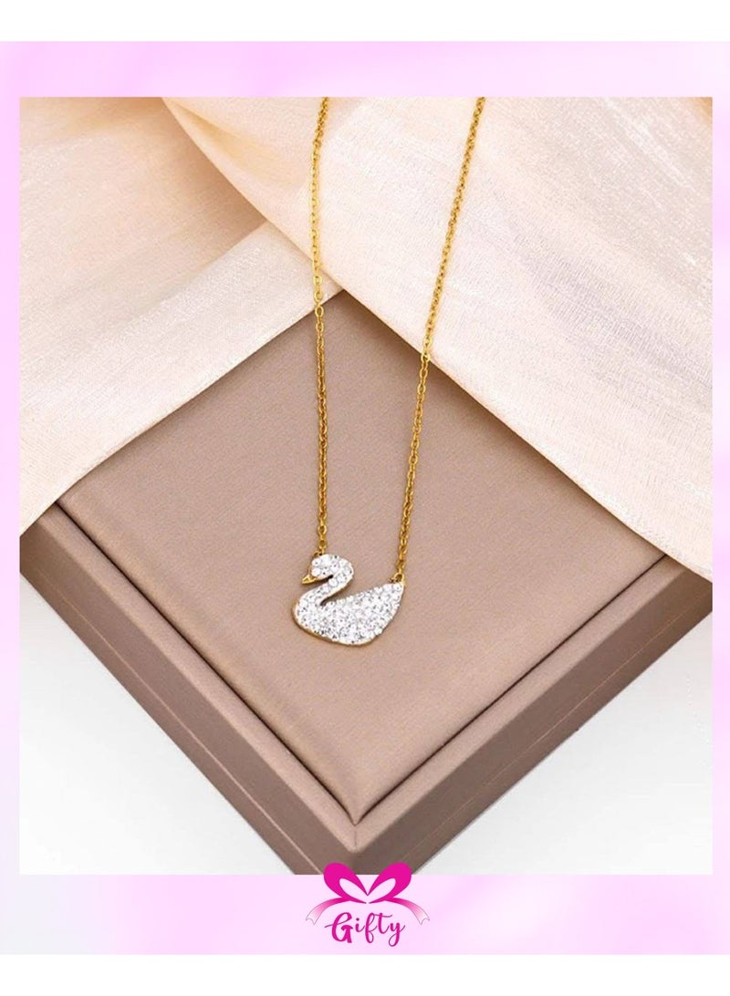 جوليا ستور قلادة تشوكر أنيقة بتصميم نمساوي أنيق من الفولاذ المقاوم للصدأ 316L مطلية بالذهب عيار 18 قيراطًا على شكل بجعة بيضاء أيقونية مرصعة بالكريستال الشفاف - Image 5