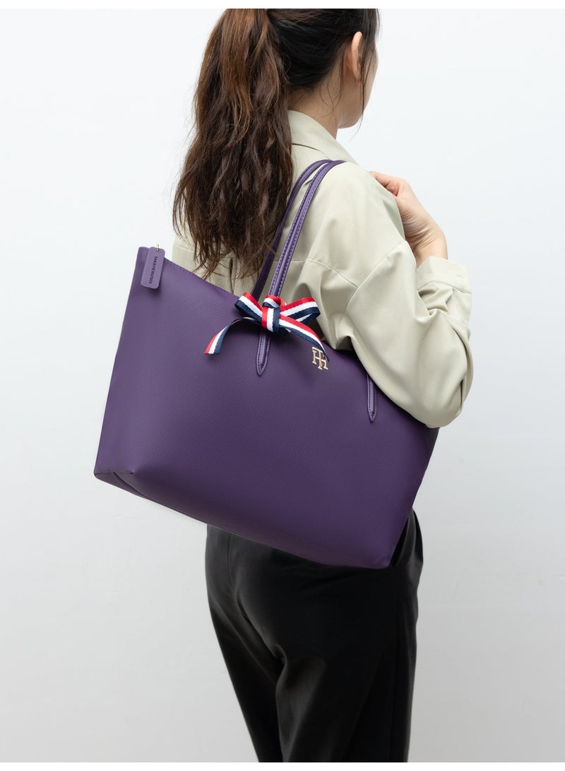 Tommy Hilfiger x Disney حقيبة توتي لنساء من تومي هيلفيجر، حقيبة كتفية وفنية ومتعددة الاستخدامات مع شريط إشارات مميزة وعالية السعة للسفر والعمل والسباحة والرياضة - Image 2