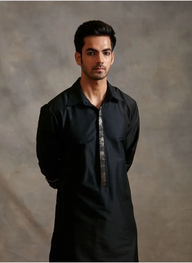 أبهشتي Banarasi collared kurta with zari placket-metallic black