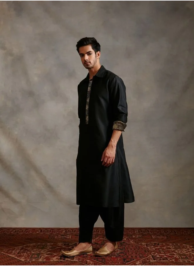 أبهشتي Banarasi collared kurta with zari placket-metallic black