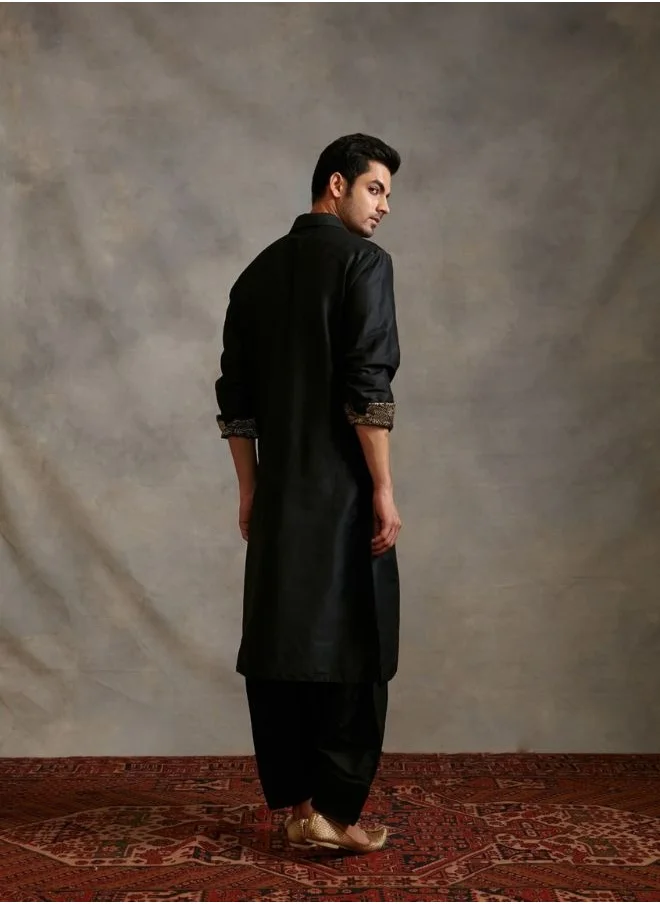 أبهشتي Banarasi collared kurta with zari placket-metallic black