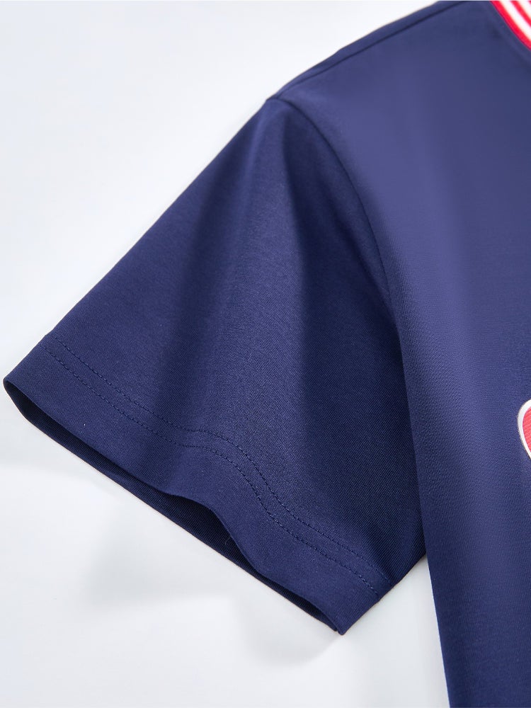 بالابالا تيشيرت بأكمام قصيرة وياقة V متباينة اللون مع طبعة أمامية للأولاد - Image 5