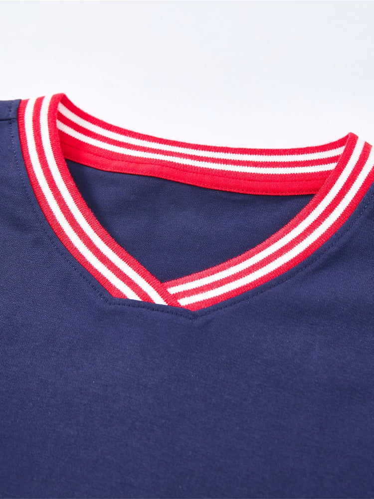 بالابالا تيشيرت بأكمام قصيرة وياقة V متباينة اللون مع طبعة أمامية للأولاد - Image 3