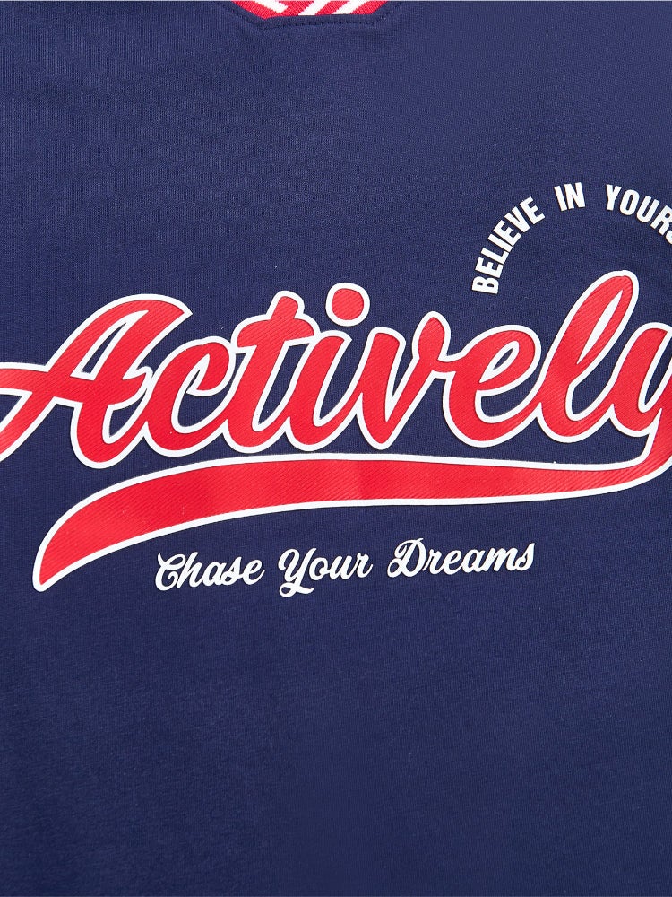 بالابالا تيشيرت بأكمام قصيرة وياقة V متباينة اللون مع طبعة أمامية للأولاد - Image 4