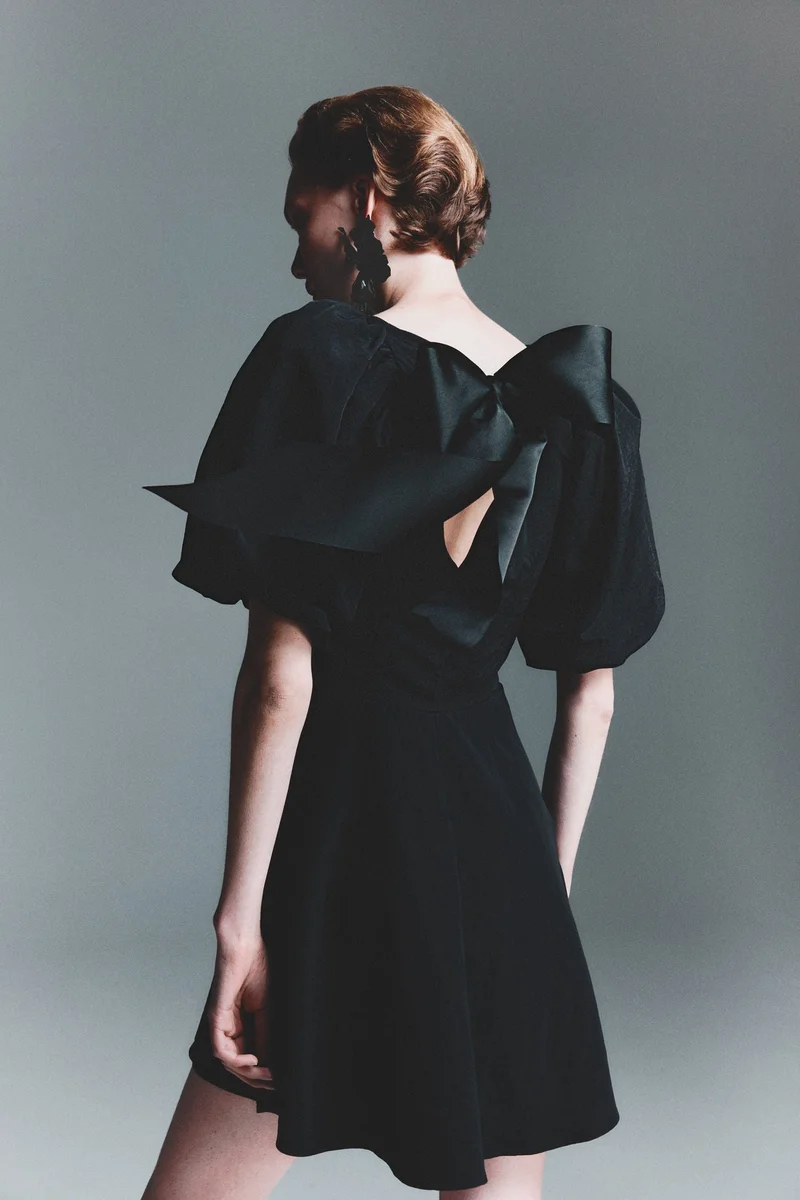 اتش اند ام فستان بأكمام واسعة