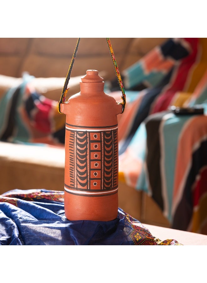 ارك زجاجة ماء من التيراكوتا بسعة 1 لتر مصنوعة يدويًا من ARK | زجاجة طينية مع غطاء وحزام حمل | تصميم تقليدي مرسوم يدويًا | زجاجة فخارية قابلة لإعادة الاستخدام للماء - Image 2