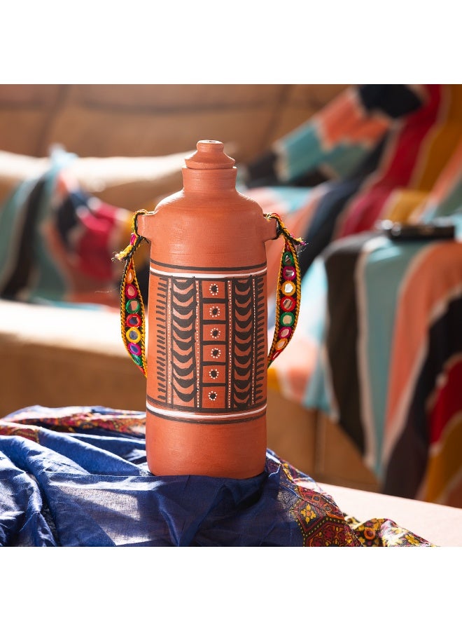ارك زجاجة ماء من التيراكوتا بسعة 1 لتر مصنوعة يدويًا من ARK | زجاجة طينية مع غطاء وحزام حمل | تصميم تقليدي مرسوم يدويًا | زجاجة فخارية قابلة لإعادة الاستخدام للماء - Image 3