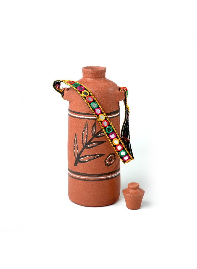 ارك زجاجة ماء من التيراكوتا بسعة 1 لتر مصنوعة يدويًا من ARK | زجاجة طينية مع غطاء وحزام حمل | تصميم تقليدي مرسوم يدويًا | زجاجة فخارية قابلة لإعادة الاستخدام للماء - Image 1