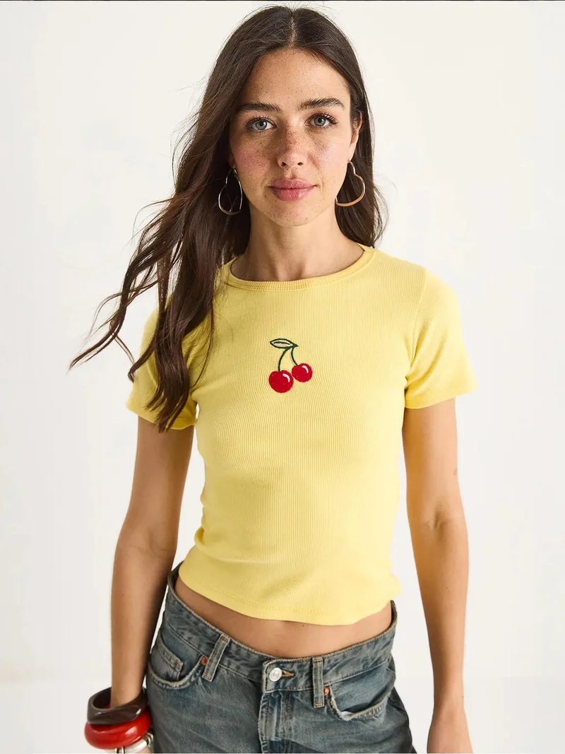 بيانكو لوتشي بلوزة قصيرة مضلعة مطرزة من لوتشي