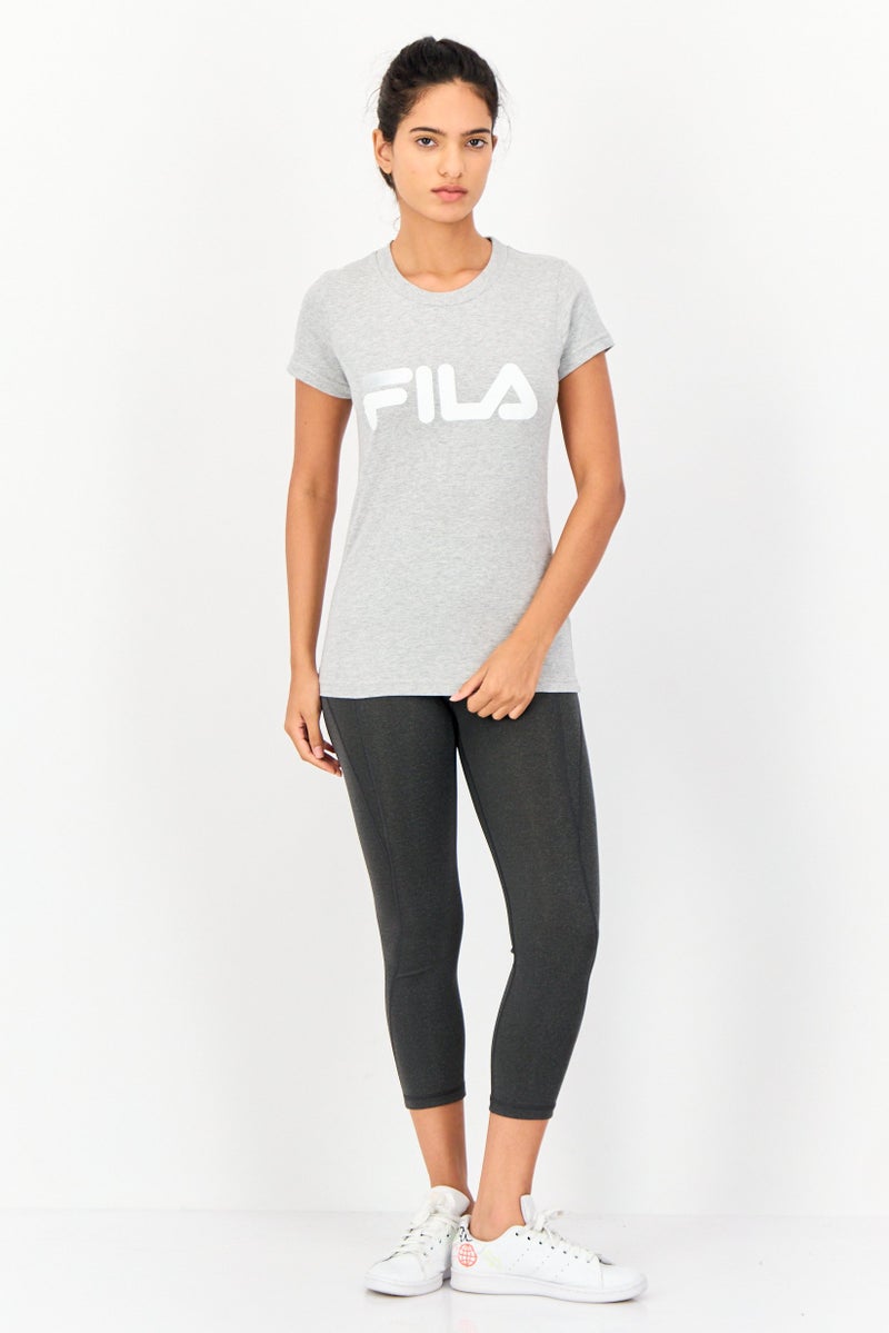 FILA تي شيرت رياضي نسائي بأكمام قصيرة، رمادي فاتح - Image 2