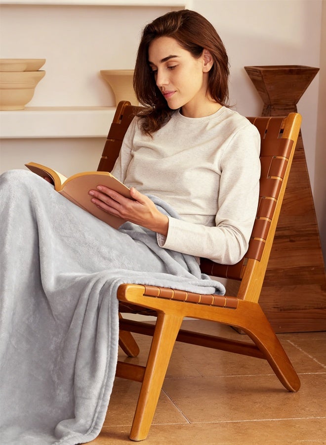 بطانية صوف الفانيلا ذات وجهين مقاس كبير، بطانية سرير خفيفة الوزن وناعمة للغاية ودافئة، للاستخدام في جميع المواسم، مريحة، قطيفة، مناسبة للأسرّة المفردة والمزدوجة، والأرائك، والسفر، واستخدام التخييم، خيارات مزدوجة الحجم (رمادي فاتح) - Image 3