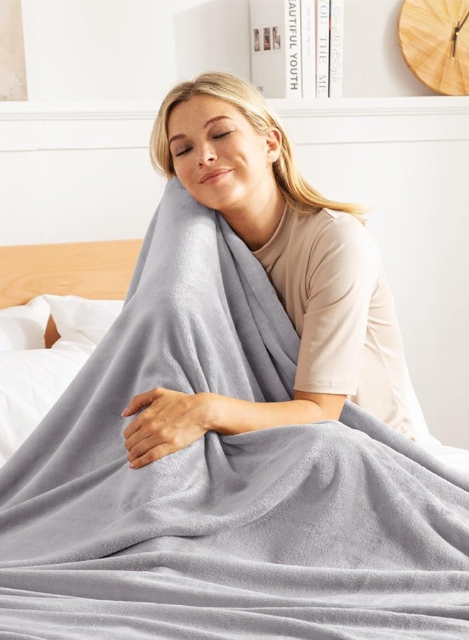 بطانية صوف الفانيلا ذات وجهين مقاس كبير، بطانية سرير خفيفة الوزن وناعمة للغاية ودافئة، للاستخدام في جميع المواسم، مريحة، قطيفة، مناسبة للأسرّة المفردة والمزدوجة، والأرائك، والسفر، واستخدام التخييم، خيارات مزدوجة الحجم (رمادي فاتح) - Image 5
