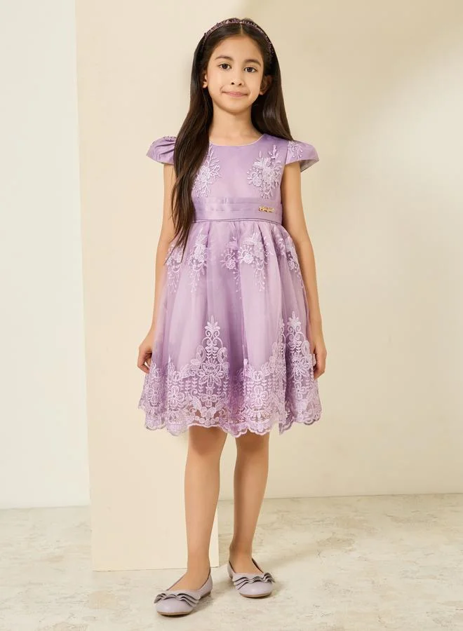 ستايلي فستان مطرز من الشبك