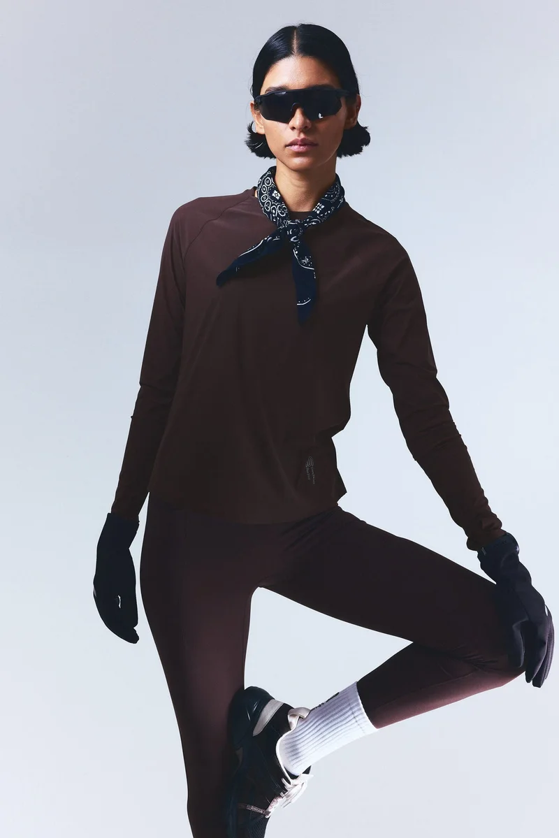 اتش اند ام بلوزة للركض من نسيج دراي موف™