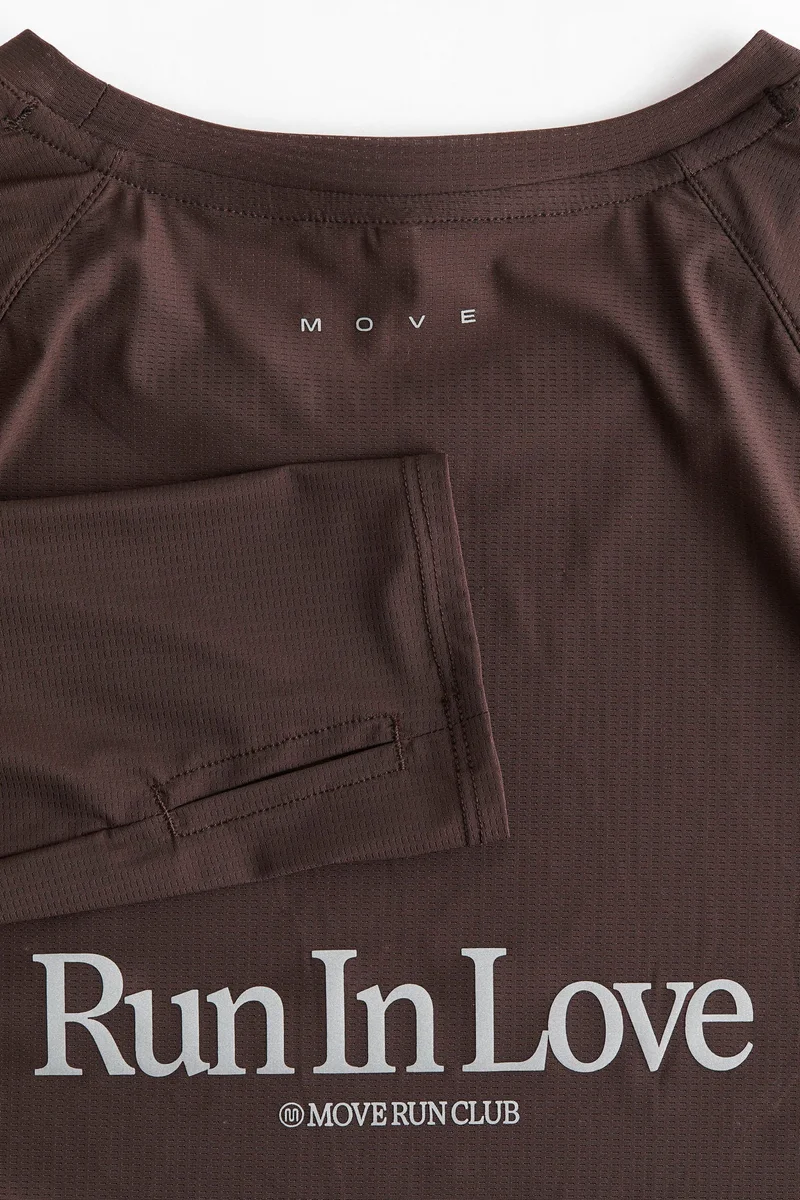 اتش اند ام بلوزة للركض من نسيج دراي موف™