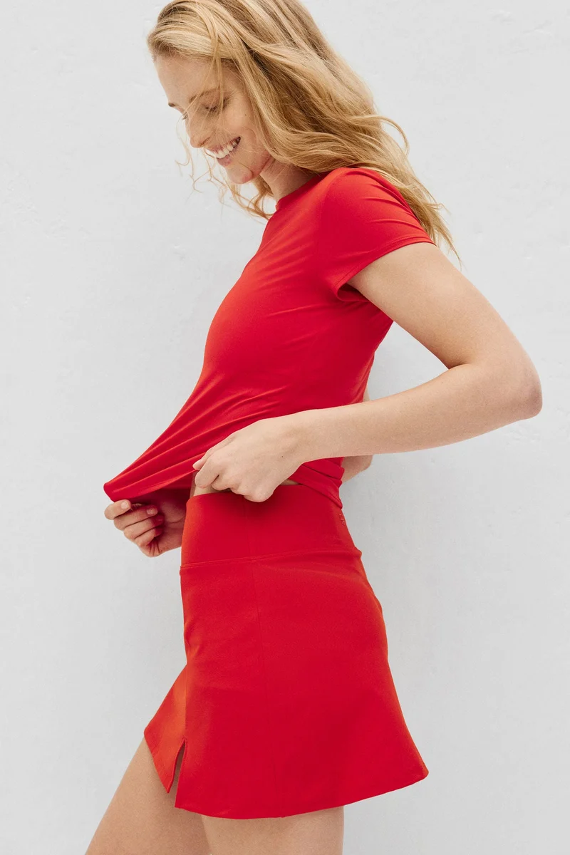 اتش اند ام بلوزة رياضية من نسيج دراي موف