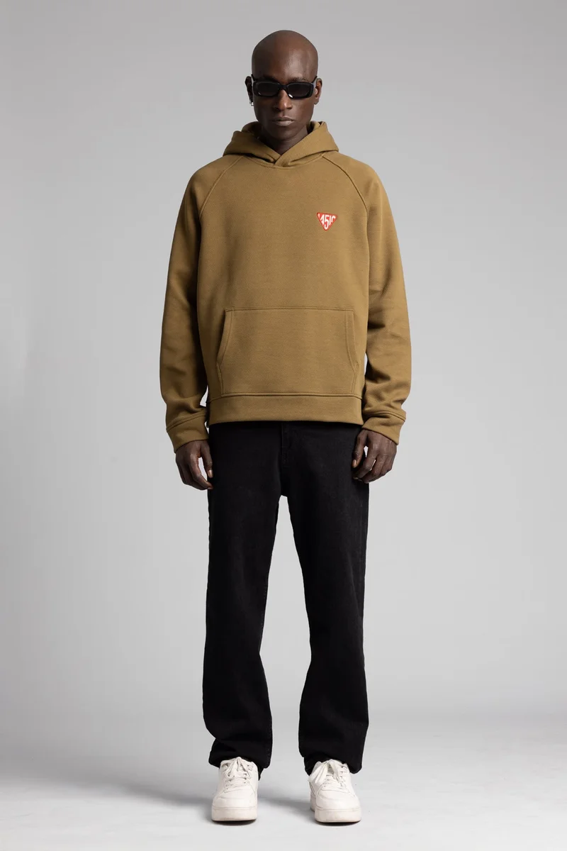 كاتش سترة رياضية بغطاء رأس بتطريز بسيط