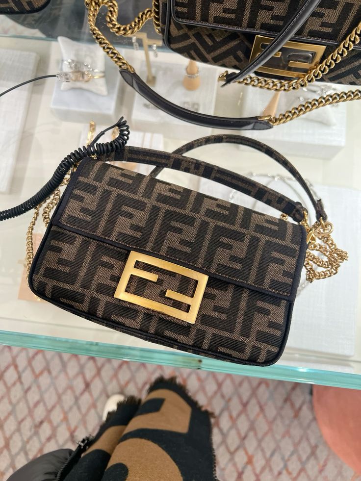 فيندي حقيبة كتف نسائية من قماش جاكار باجيت براون FF - Image 4