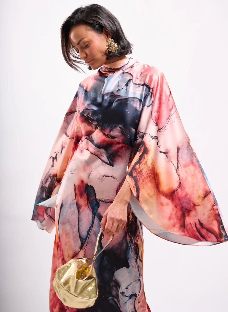 فايا فستان ماكسي بعباءة بجناح الخفاش من الساتان المغسول بطبعة تجريدية