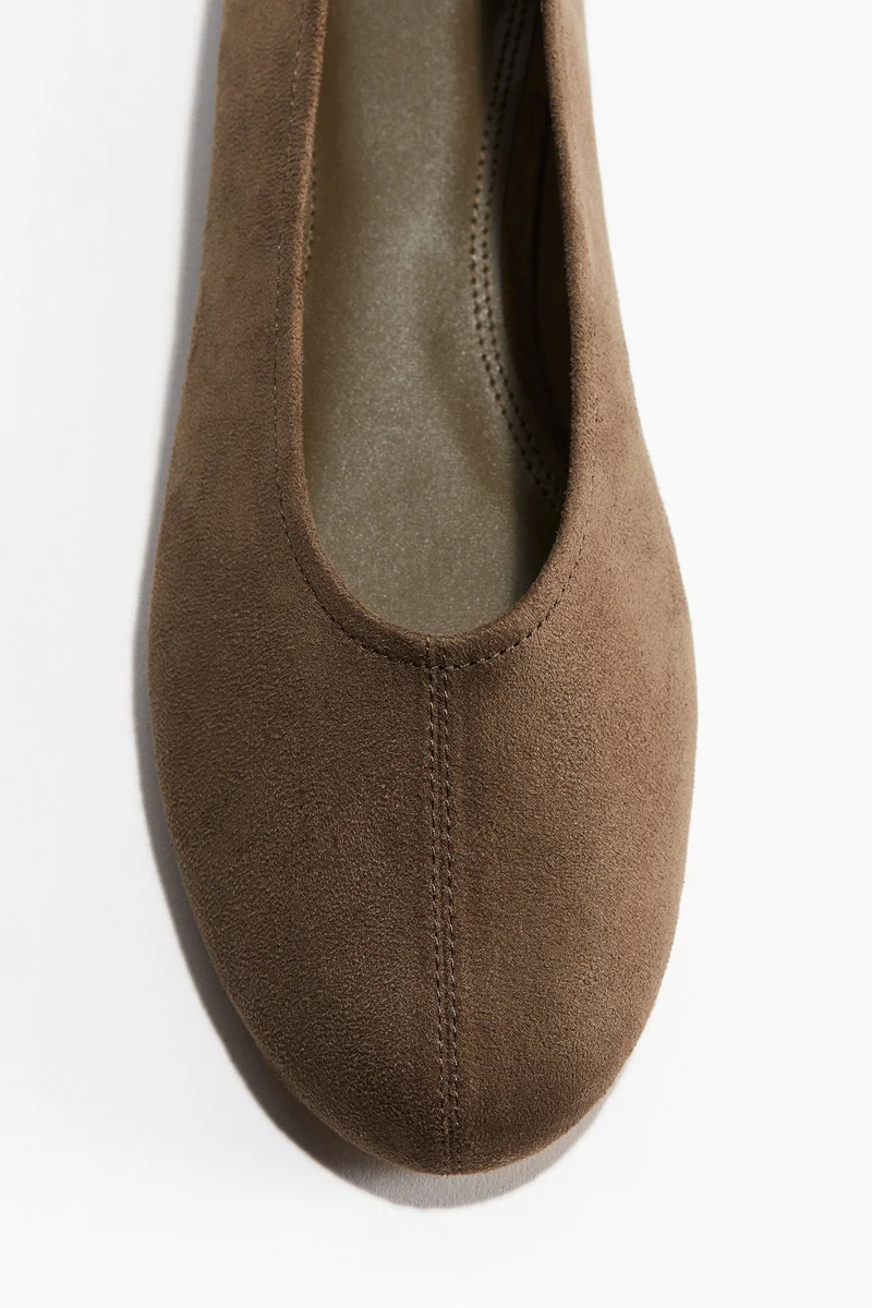 اتش اند ام حذاء باليه بملمس مخملي