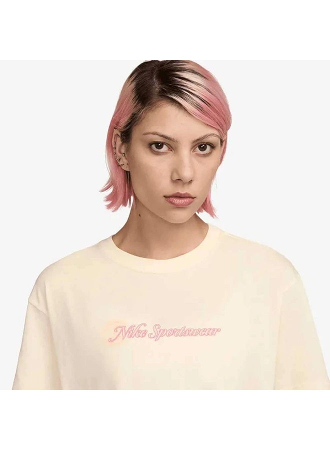 Nike Club short-sleeve crop t-shirt with a crew neck. - Image 2