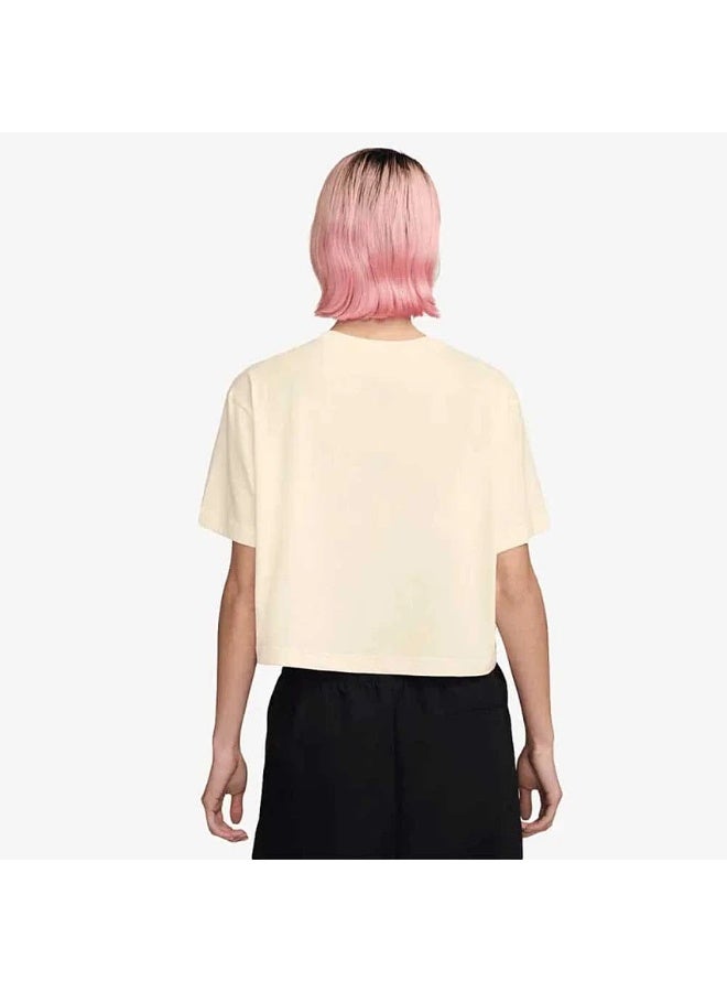 Nike Club short-sleeve crop t-shirt with a crew neck. - Image 3